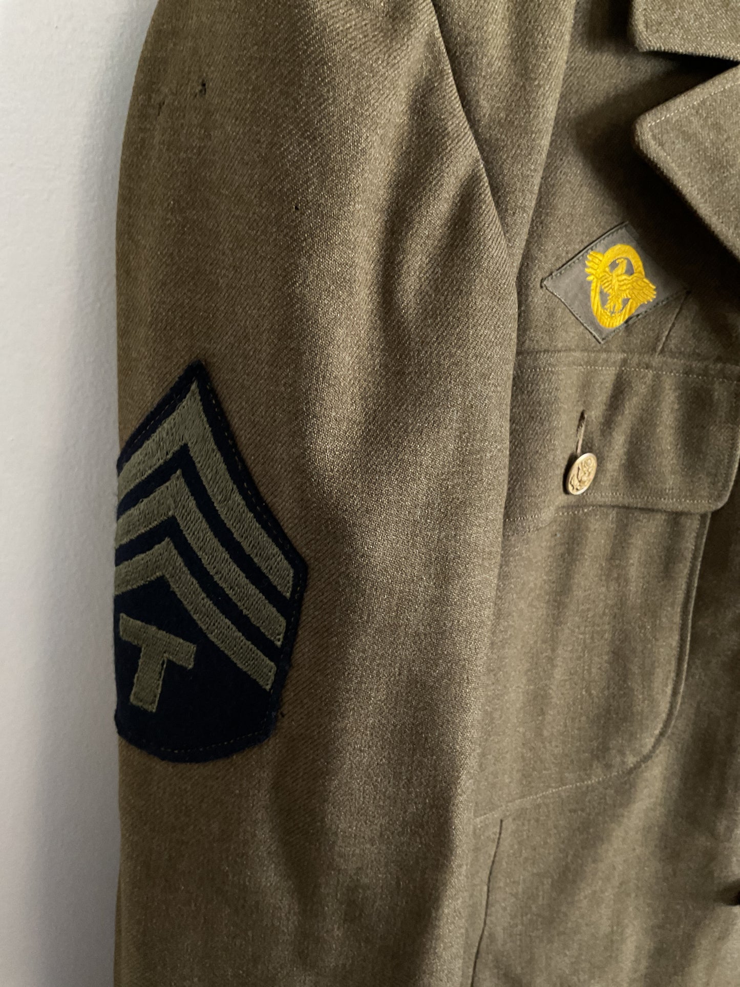 WWII U.S. Army Service Dress Uniform Set - Technician Third Grade with Ruptured Duck Patch - Size 39R (Jacket), W31 L33 (Trousers)