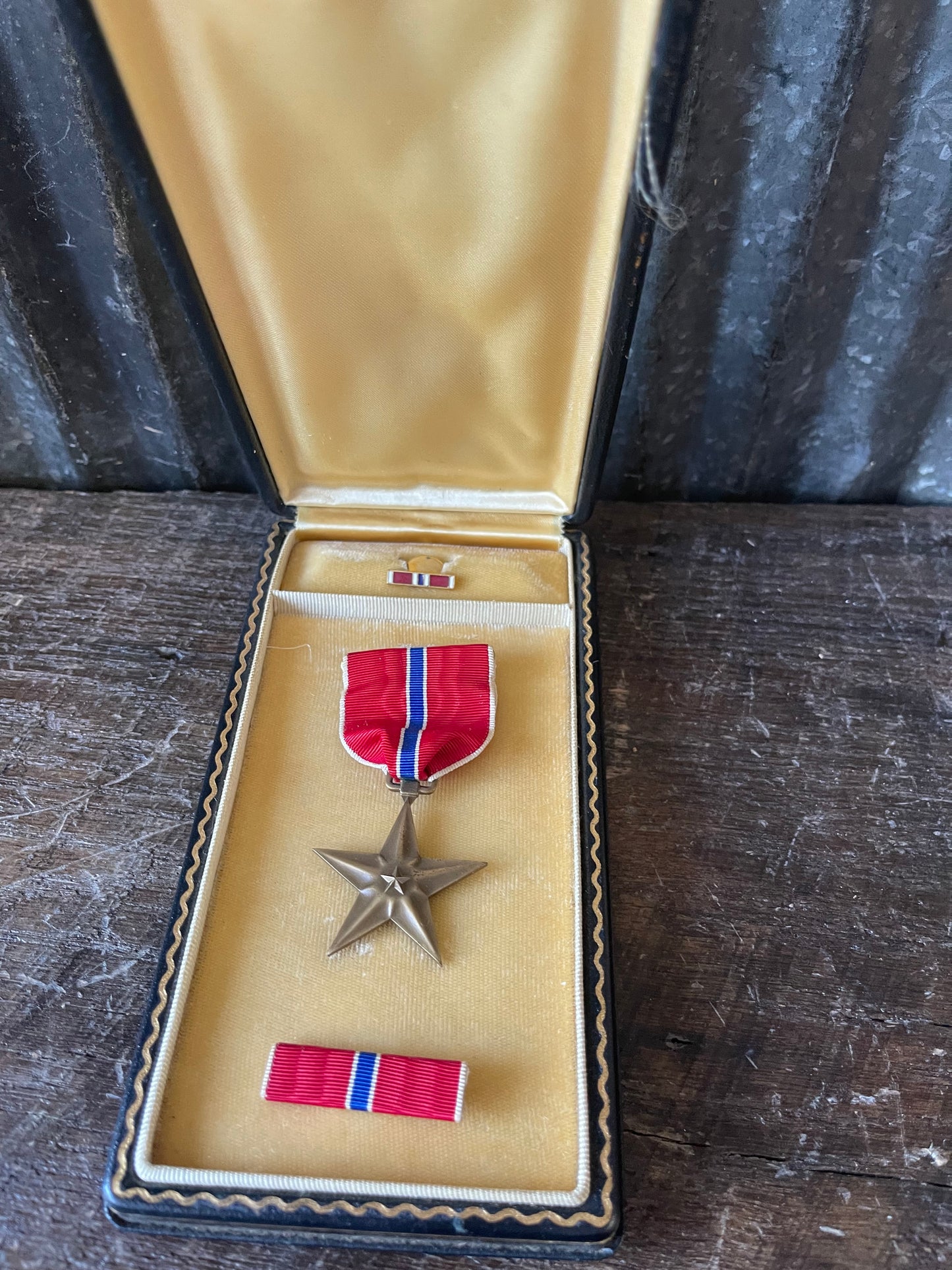 WWII U.S. Bronze Star Medal in Presentation Case – Complete Set