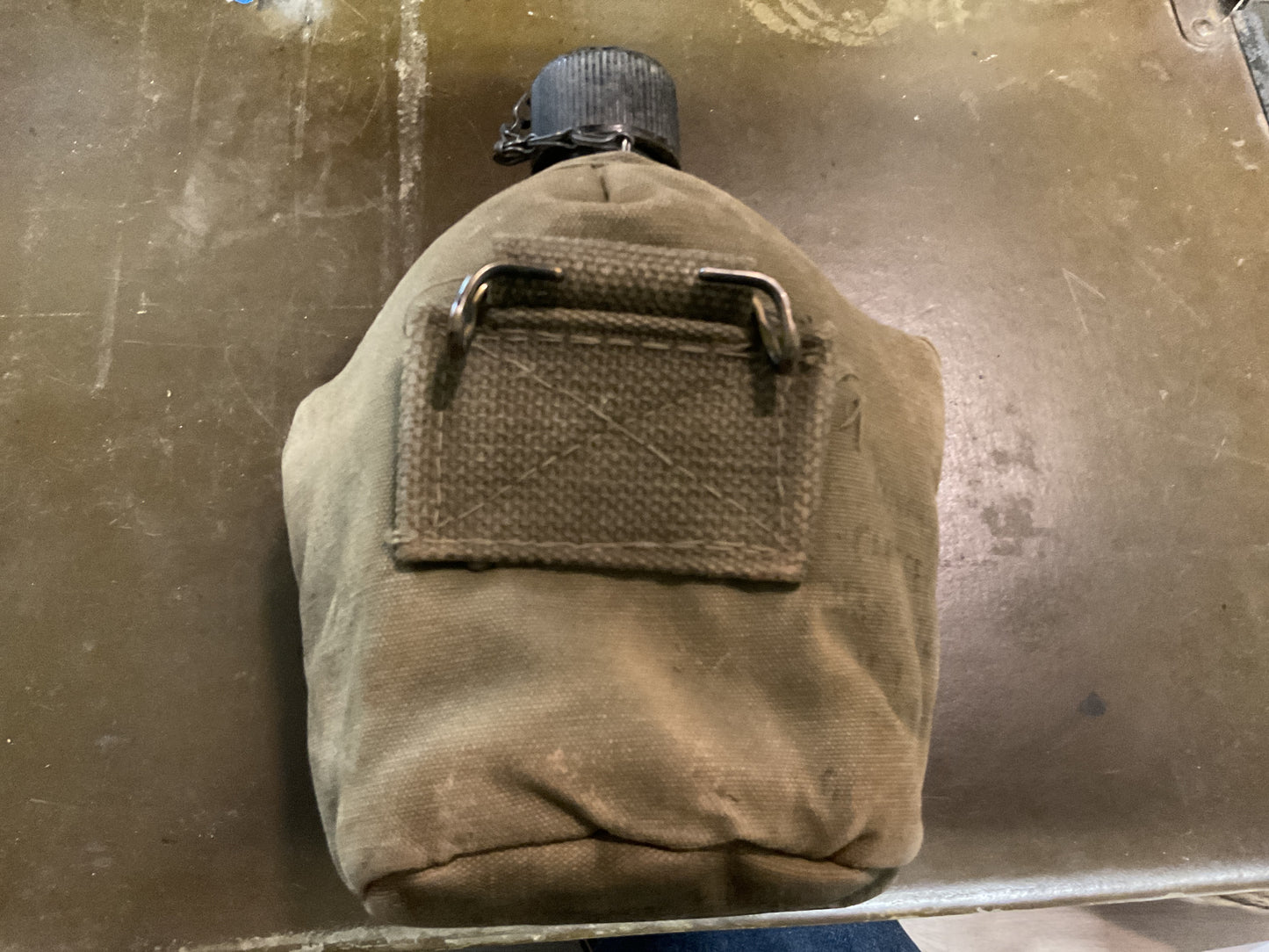 WWII Canteen with Cover (u)