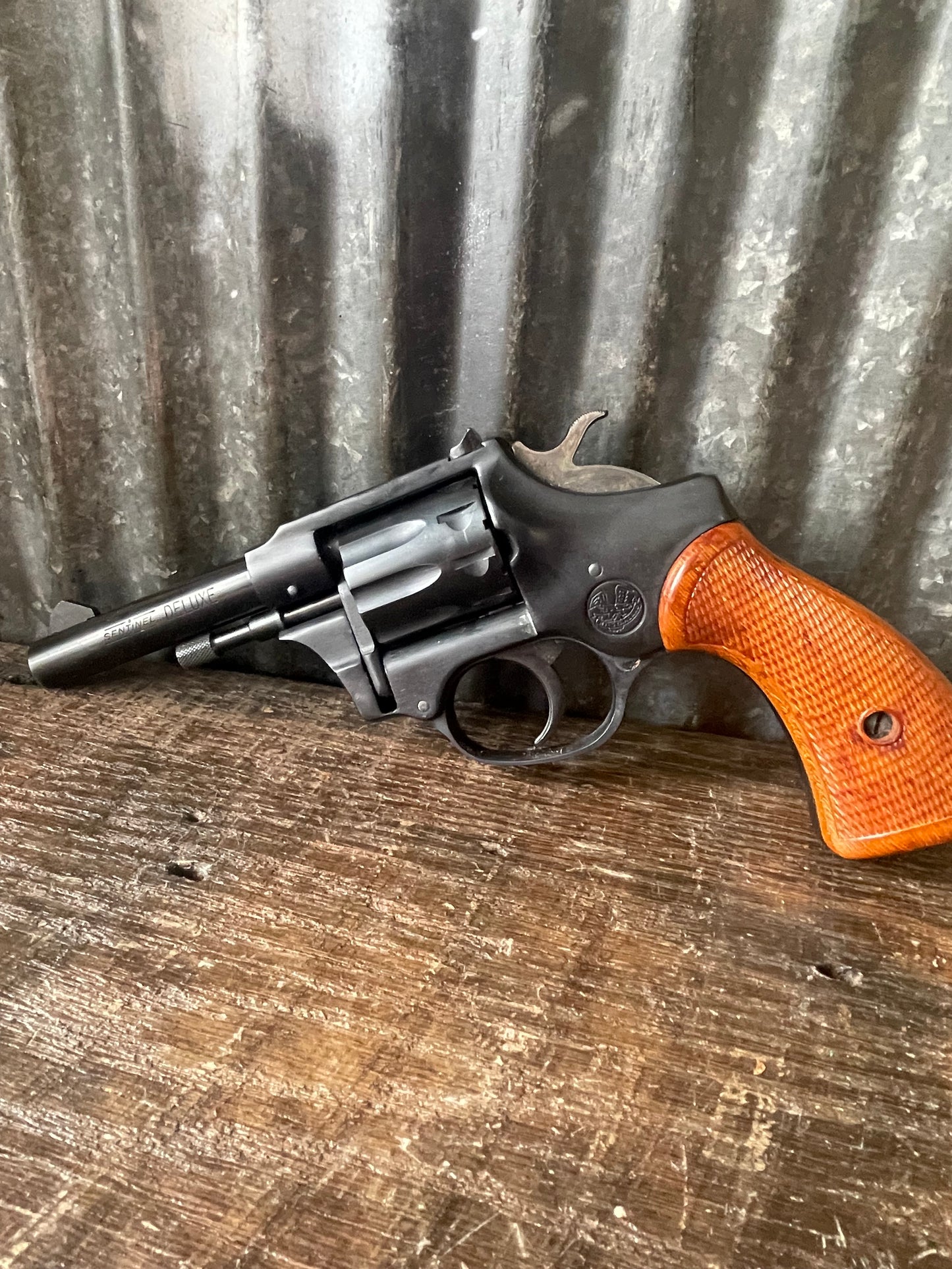 High Standard Sentinel Deluxe Revolver – .22 LR – 10 Shot – Double Action