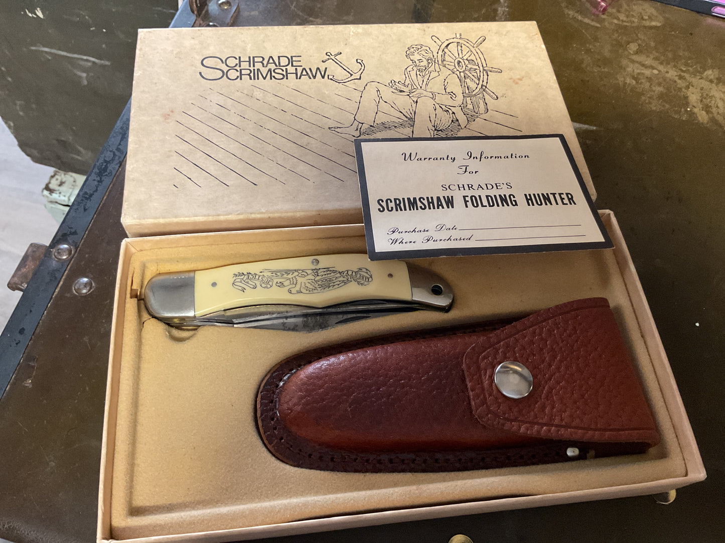 Schrades’s Scrimshaw Folding Hunter
