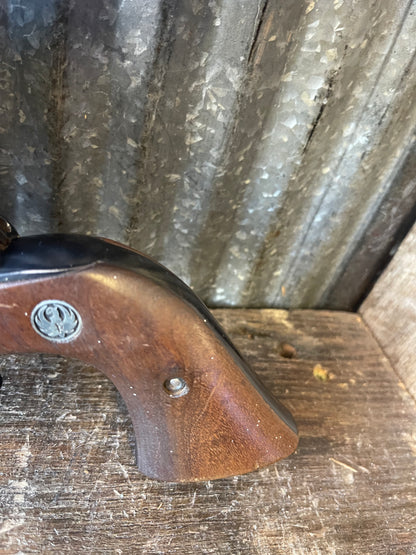 Ruger Blackhawk .44 Magnum Revolver – Redfield 1½X Pistol Scope – Vintage Hunting Setup