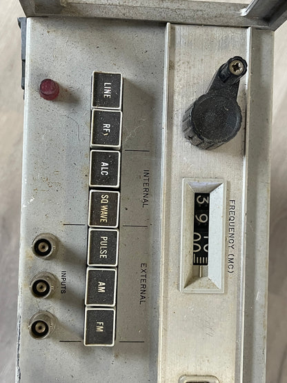 Hewlett Packard 8616A Signal Generator (1.8–4.5 GHz) – Vintage RF / Radar Test Equipment