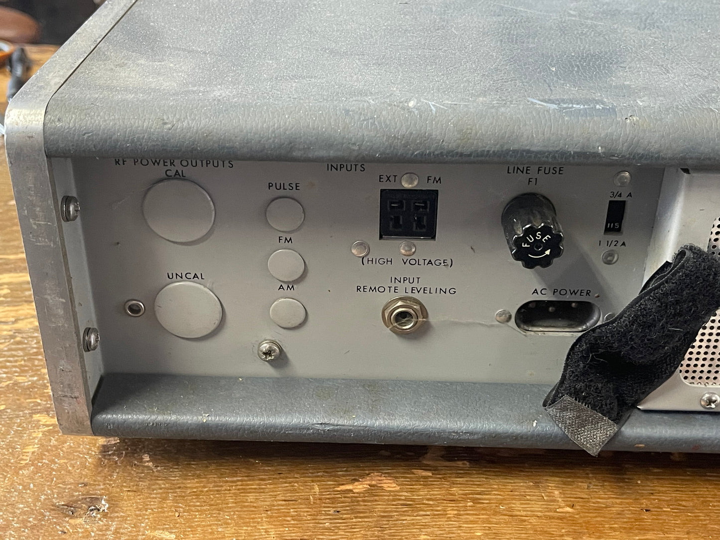 Hewlett Packard 8616A Signal Generator (1.8–4.5 GHz) – Vintage RF / Radar Test Equipment