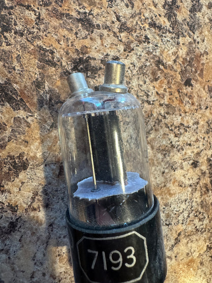 7193 WWII ERA DUAL TRIODE VACUUM TUBE