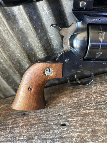 Ruger Blackhawk .44 Magnum Revolver – Redfield 1½X Pistol Scope – Vintage Hunting Setup