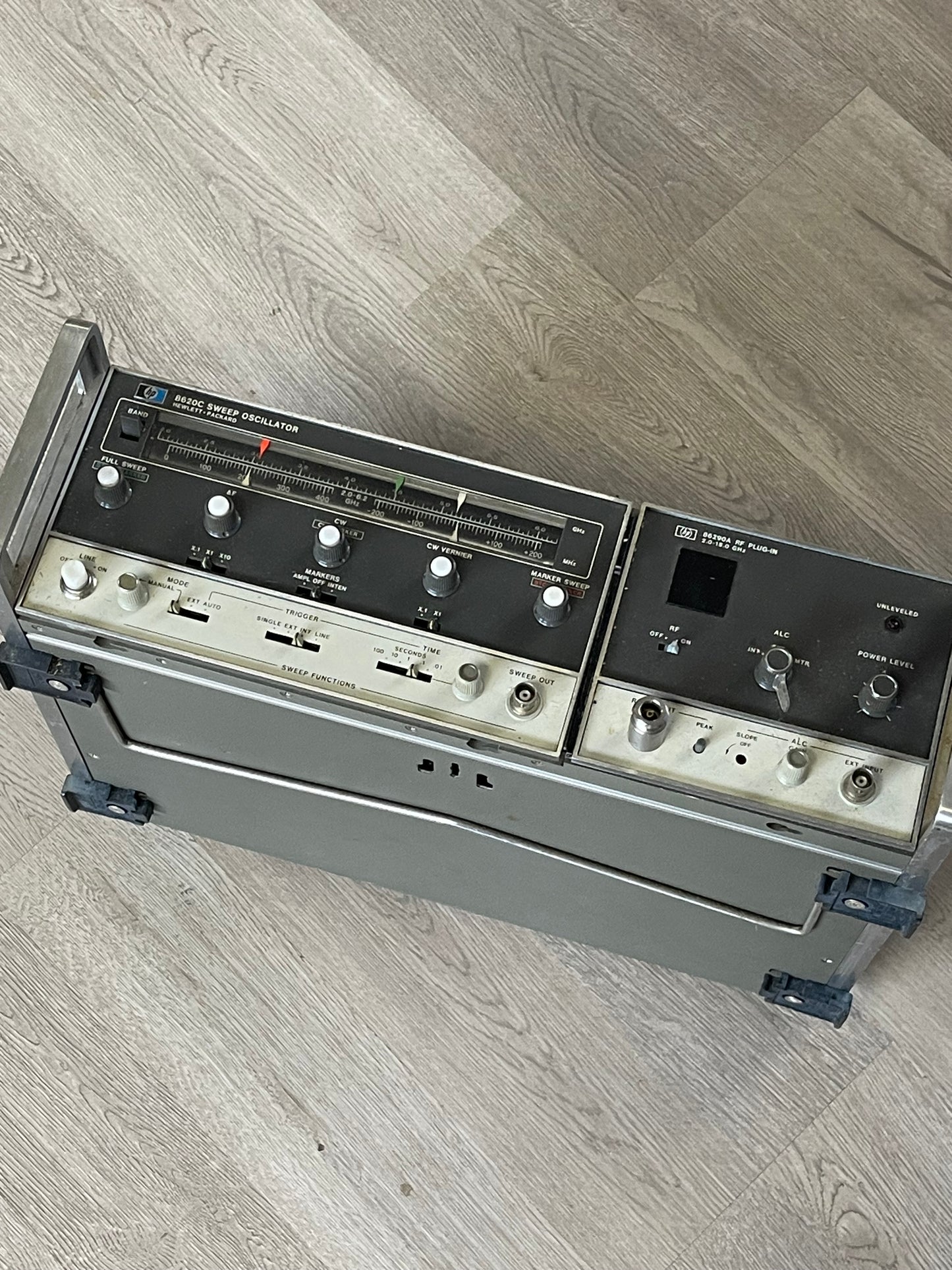 Hewlett Packard 8620C Sweep Oscillator w/ 86290A RF Plug-In (2–18 GHz) – Microwave / Radar Test System