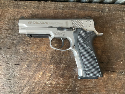 Smith & Wesson .40 Tactical Pistol with 3 Magazines