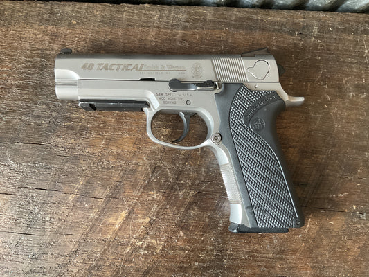 Smith & Wesson .40 Tactical Pistol with 3 Magazines