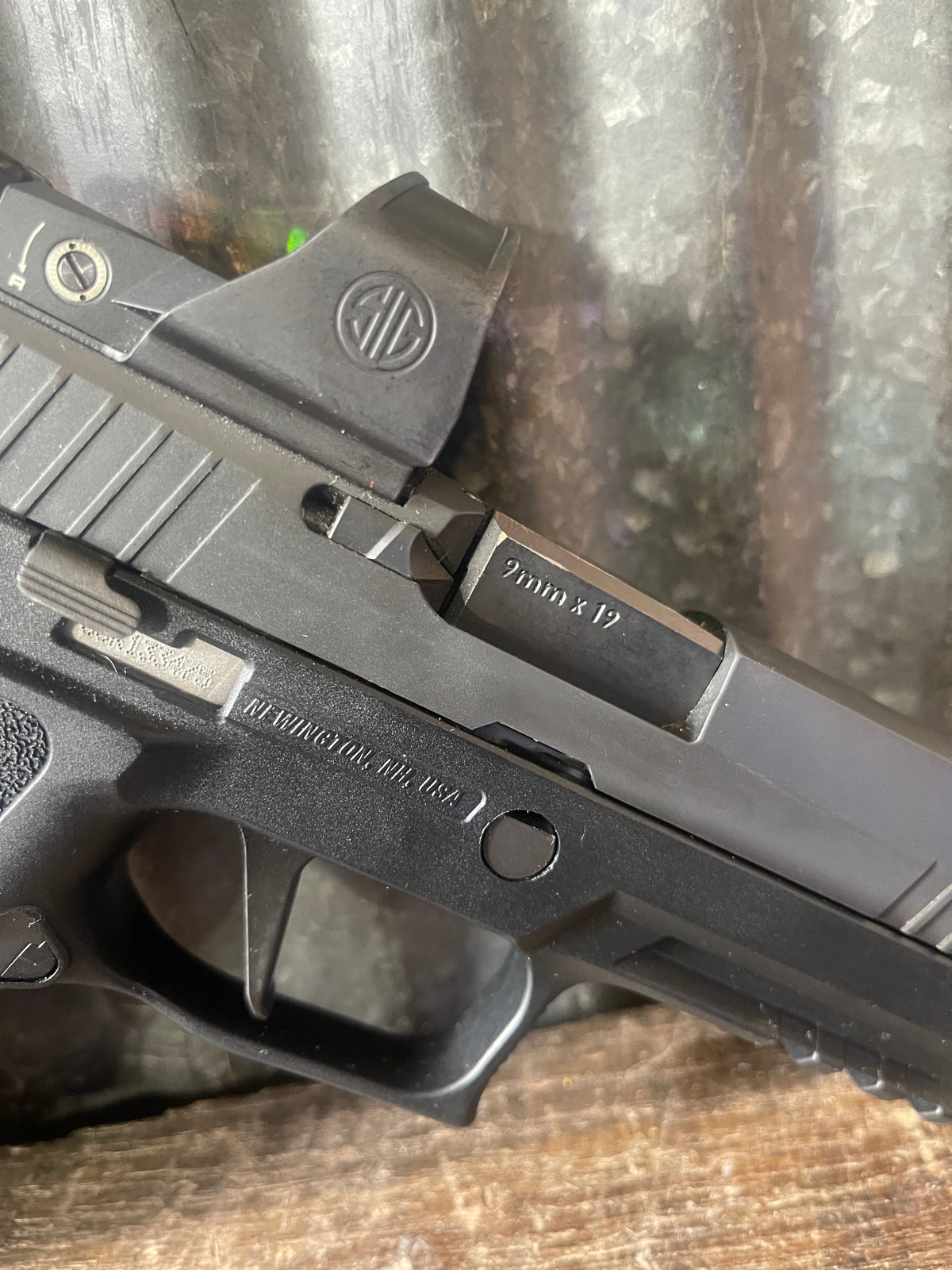 SIG Sauer P320 Full Size 9mm – SIG Romeo Red Dot Optic – IWB Holster – 1 Magazine