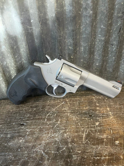 Taurus Tracker .44 Magnum – Stainless – 5-Shot – Ported Barrel – Chest Rig Included