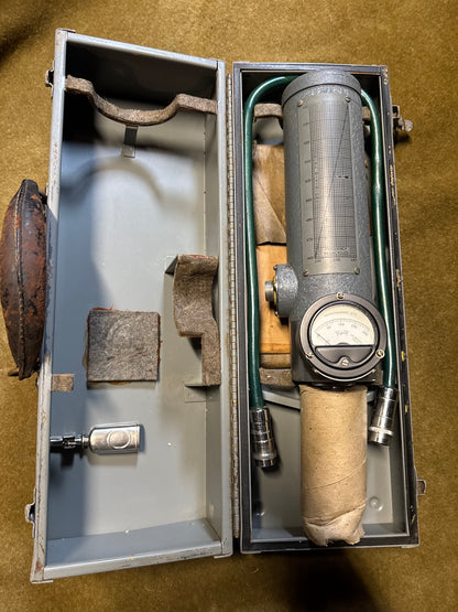 WWII U.S. Navy Type CWS-60028 Frequency Meter w/ Carrying Case