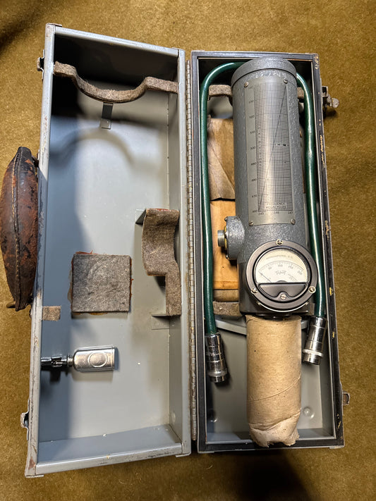 WWII U.S. Navy Type CWS-60028 Frequency Meter w/ Carrying Case