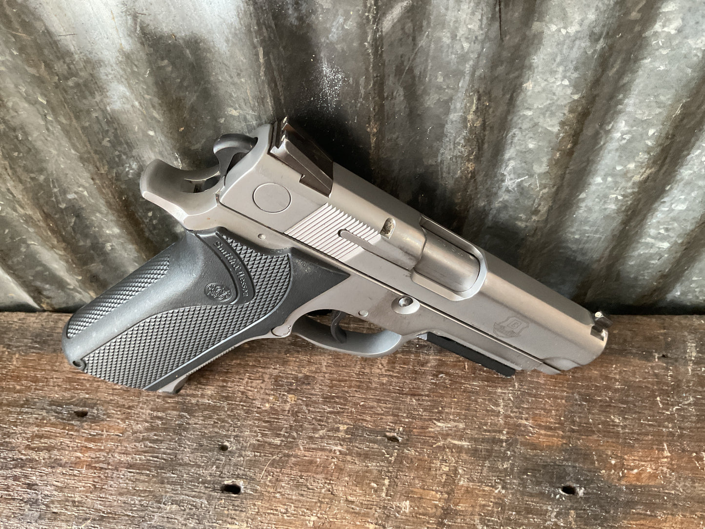 Smith & Wesson .40 Tactical Pistol with 3 Magazines