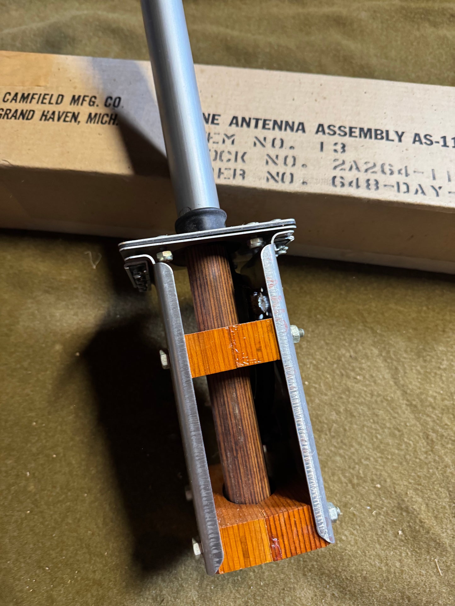 WWII U.S. Navy AS-114/APT Antenna Assembly — Boxed — Camfield Mfg. Co., 1945