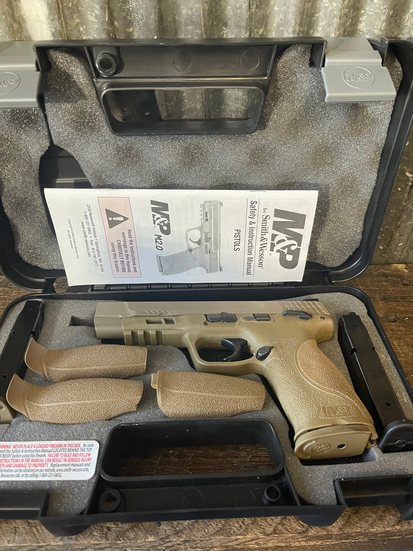 Smith & Wesson M&P 9 M2.0 – FDE – 9mm – Complete Factory Package