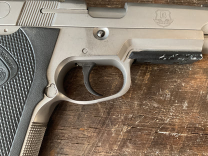 Smith & Wesson .40 Tactical Pistol with 3 Magazines
