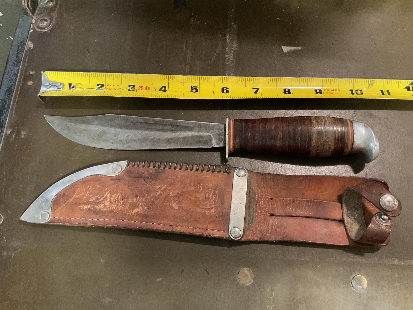 WWII Theatre Knife brown & beige handle