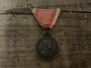 Austro-Hungarian Franz Joseph I “Der Tapferkeit” Bravery Medal-Original Tri-Fold Ribbon