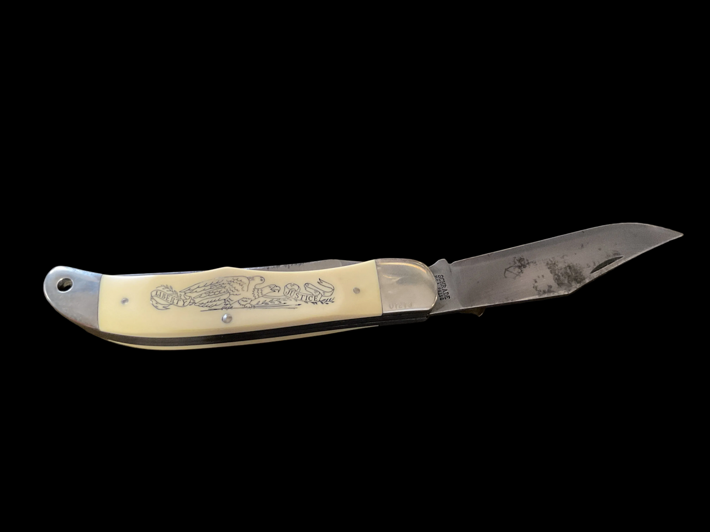 Schrades’s Scrimshaw Folding Hunter