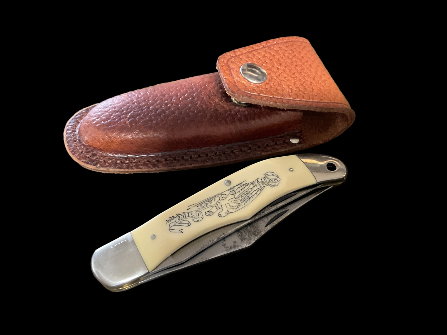 Schrades’s Scrimshaw Folding Hunter