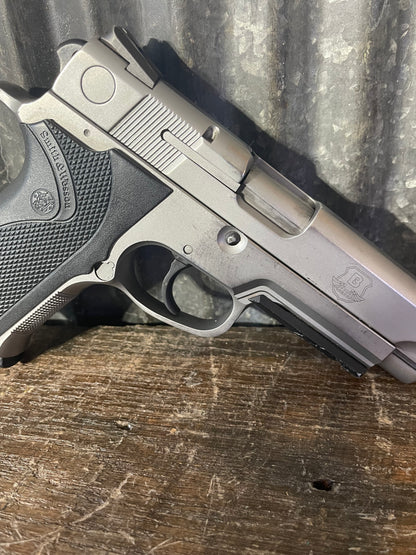 Smith & Wesson 4046 TSW .40 S&W – Stainless Tactical Series Pistol w/ 3 Magazines