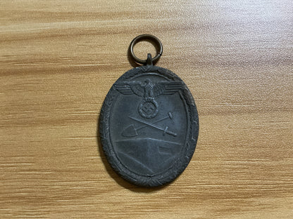 WWII German West Wall Medal (Deutsches Schutzwait-Ehrenzeichen)-Complete Medal