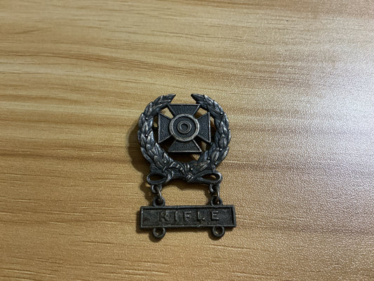 Vintage Rifle Marksmenship Qualification badge w/ Hanging Rifle Bar-Original Pin Back