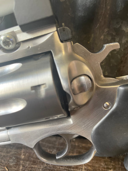Ruger Super Redhawk .44 Magnum 9.5” Stainless Revolver Package – Leupold M8 Scope, Box & Holsters
