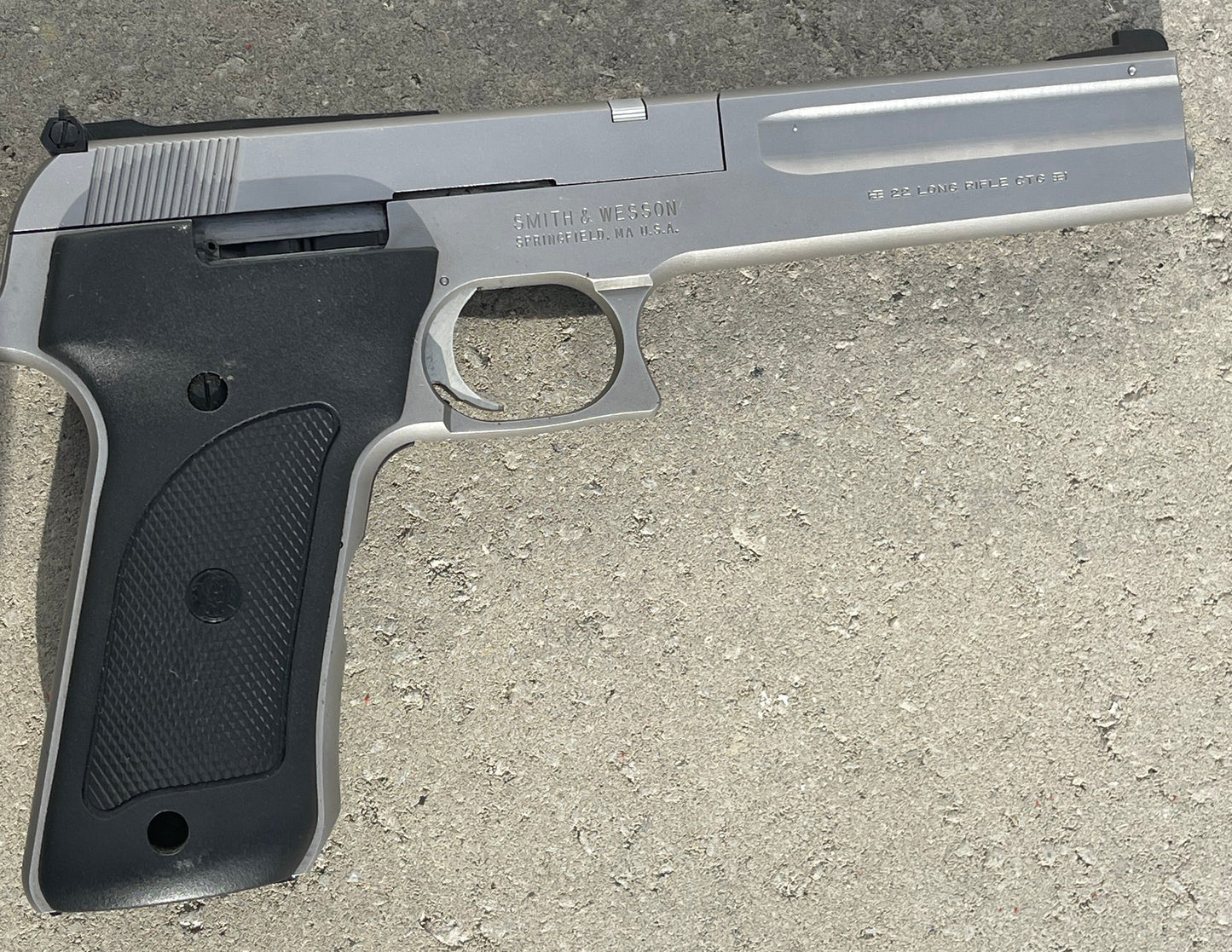 Smith & Wesson Model 2206 Semi-Auto Pistol – .22 LR – Stainless – Like New in Box