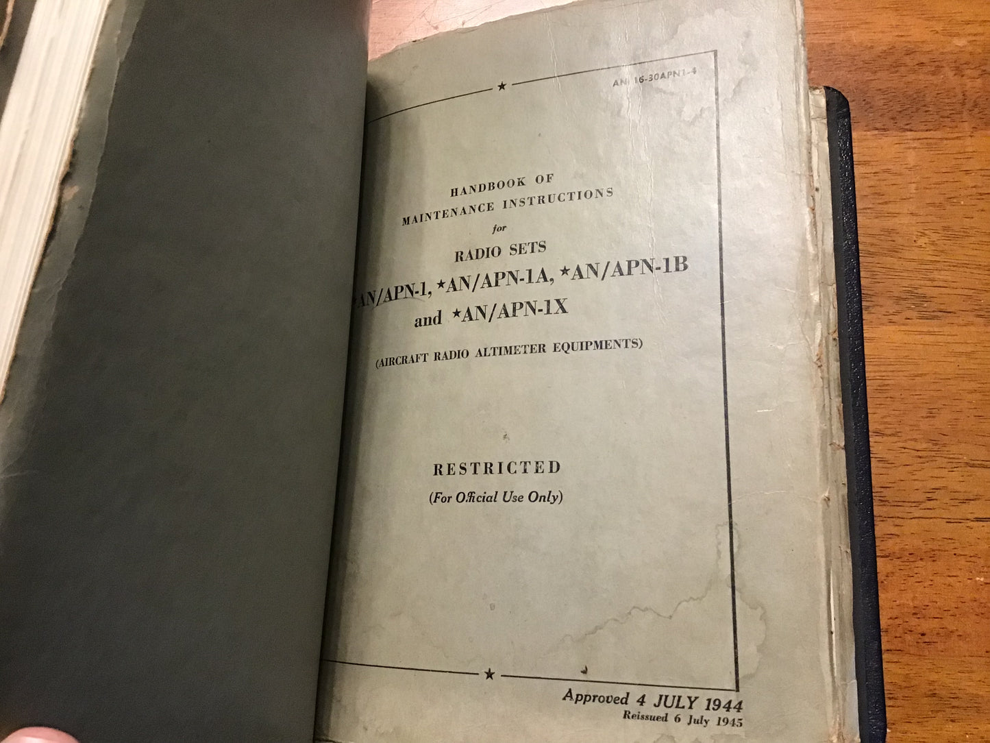 WWII USAAF AN/APN-1 Aircraft Radio Altimeter Technical Manual Binder NAVAER AN-08-10 TO Set