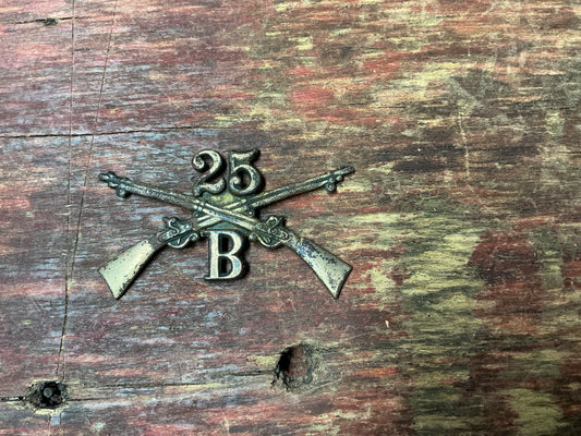 25th Battalion Rifle Insignia – Crossed Rifles Military Collar Device / Hat Badge