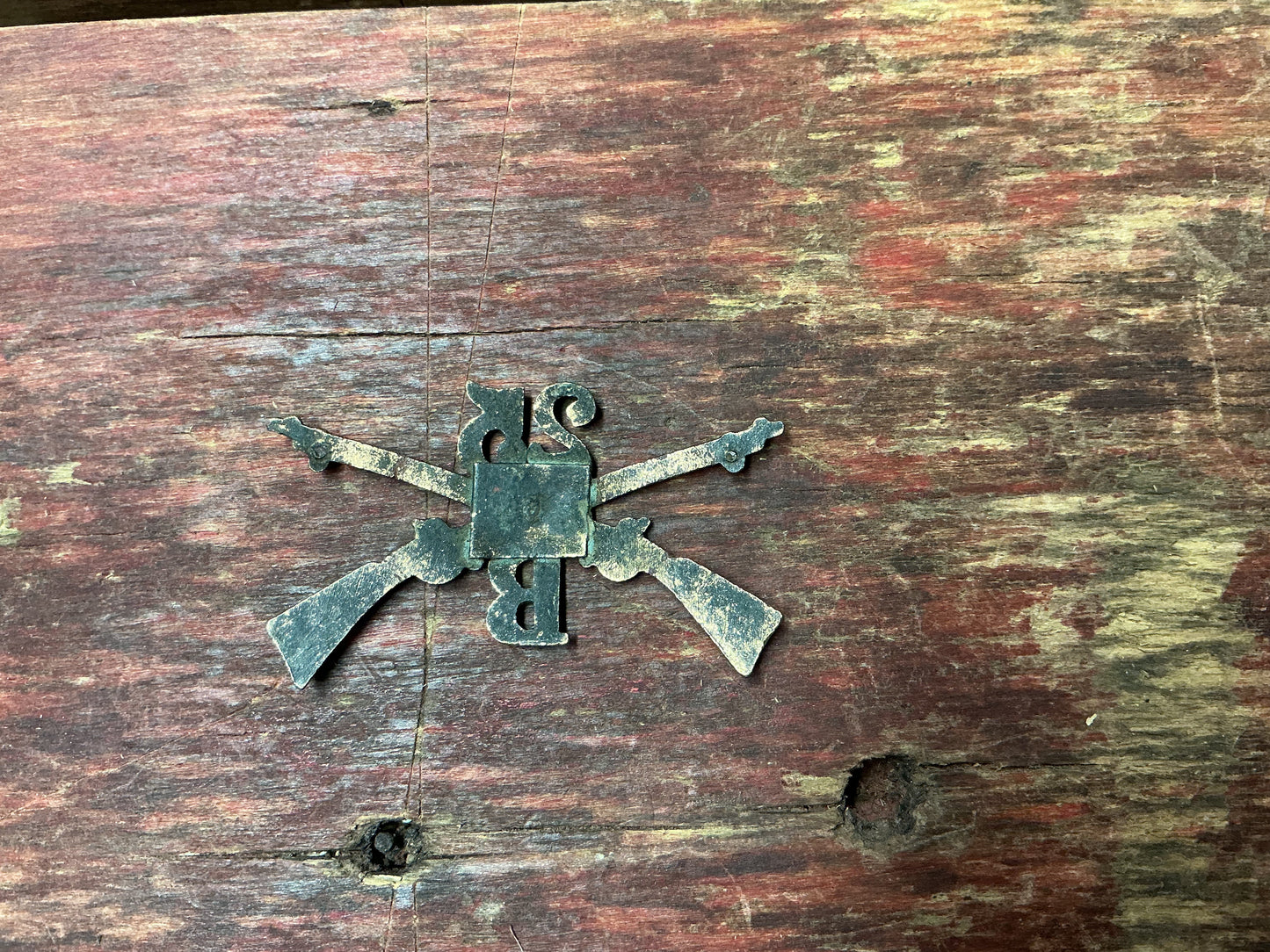 25th Battalion Rifle Insignia – Crossed Rifles Military Collar Device / Hat Badge